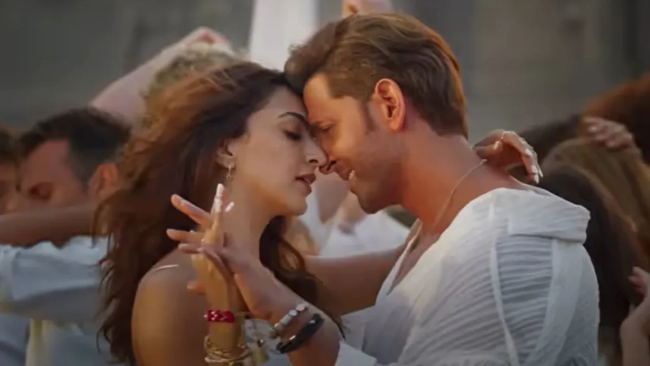 Hrithik Roshan and Kiara Advani's liplock scenes and sizzling chemistry in the War 2 trailer send fans into a frenzy