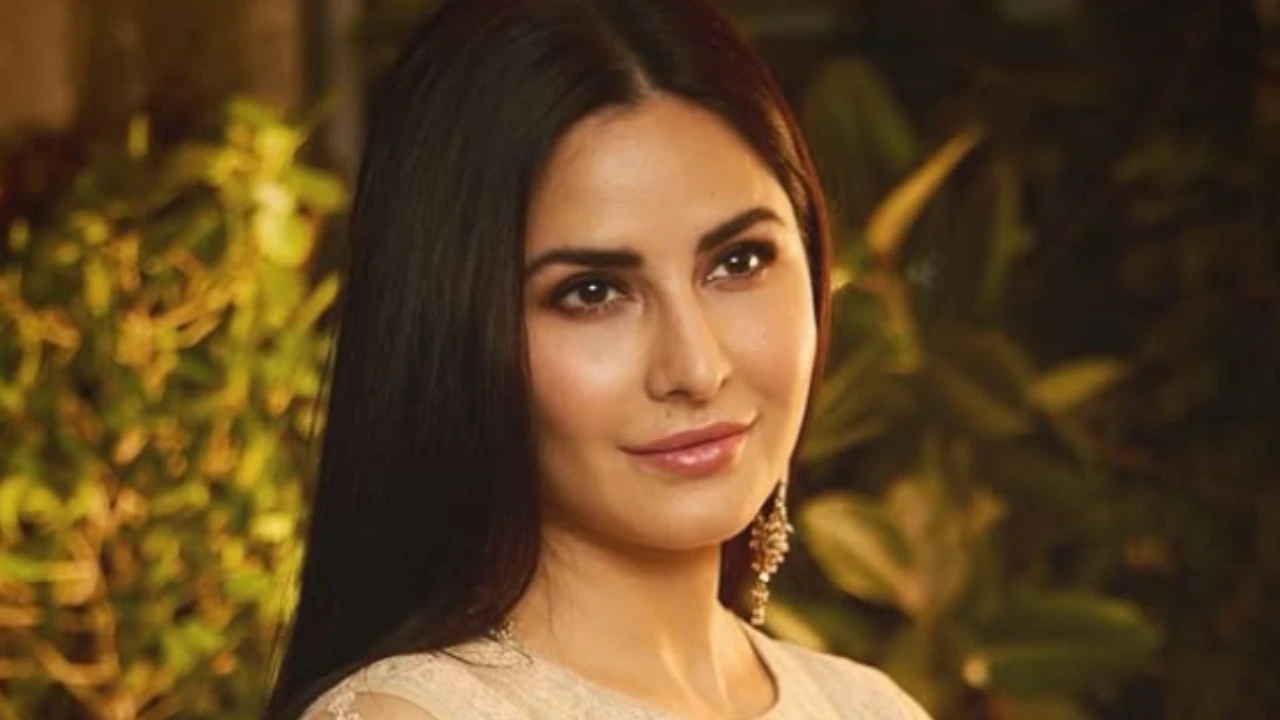 Wondering how Katrina Kaif has a glass-like dewy skin? Dhoom 3 actress swears by THIS ice water hack to reduce puffiness