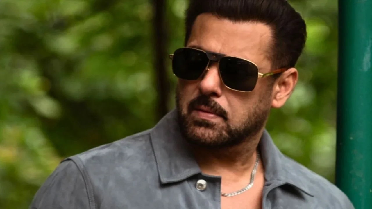 Fans are going gaga over Salman Khan's new photo flaunting his swag: ‘26 ke lag rahe hai'