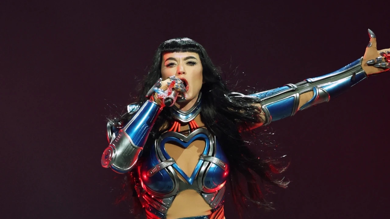 Katy Perry Left in Shock After Fan Faints on Stage Mid-Show, Her Sweet Gesture is Winning Praise