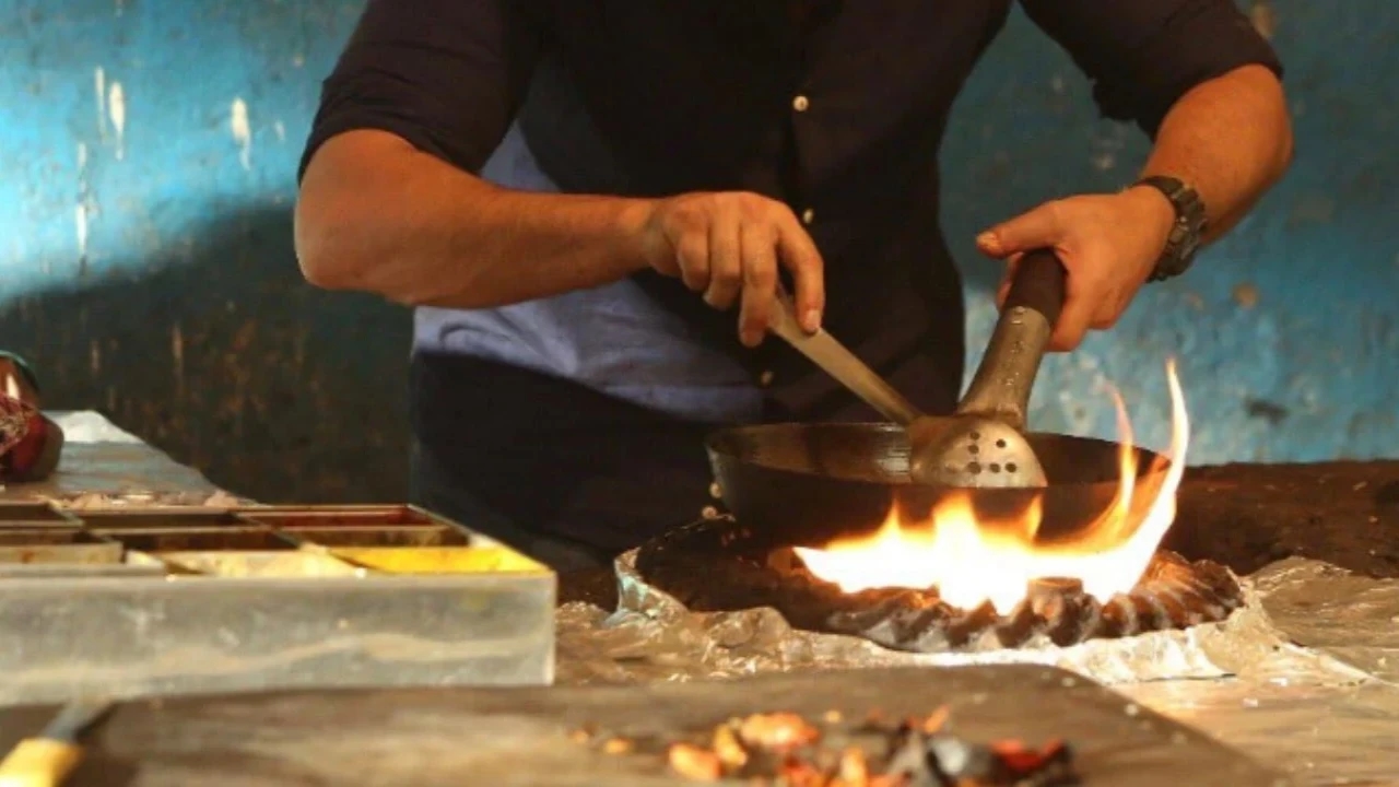 Netizens go berserk as Mumbai cook earns around Rs 2 lakh a month, gets Rs 18,0000 per house for 30-minute job