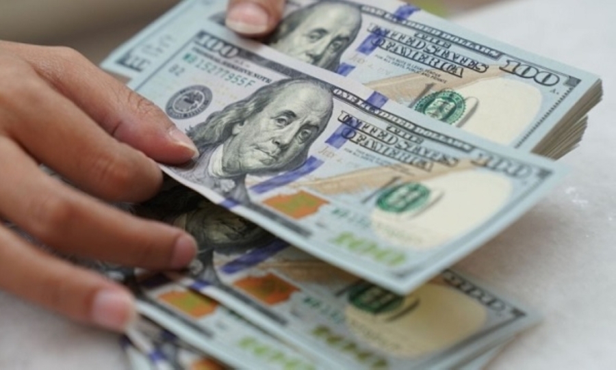 الدولار يقفز بعد تراجع ترامب عن تهديده بإقالة جيروم باول