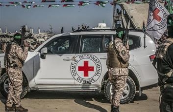 الصليب الأحمر يكثف استعداداته لاستلام الأسير عيدان ألكسندر في غزة