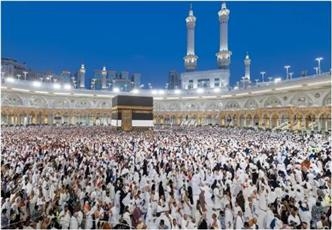 الحجاج يؤدون صلاة عيد الأضحى بالحرم المكي