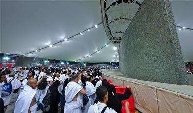 حجاج بيت الله الحرام يتوافدون إلى مشعر منى لرمي جمرة العقبة