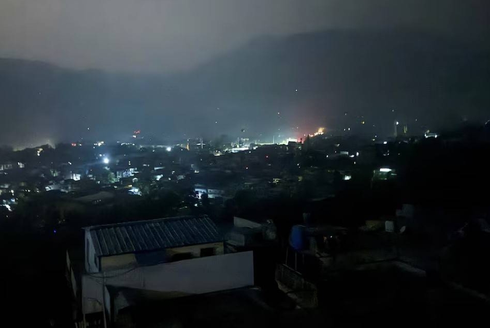 India fires missile barrage into Pakistan