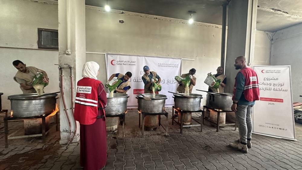 QRCS distributes meals to displaced families at shelters in Gaza