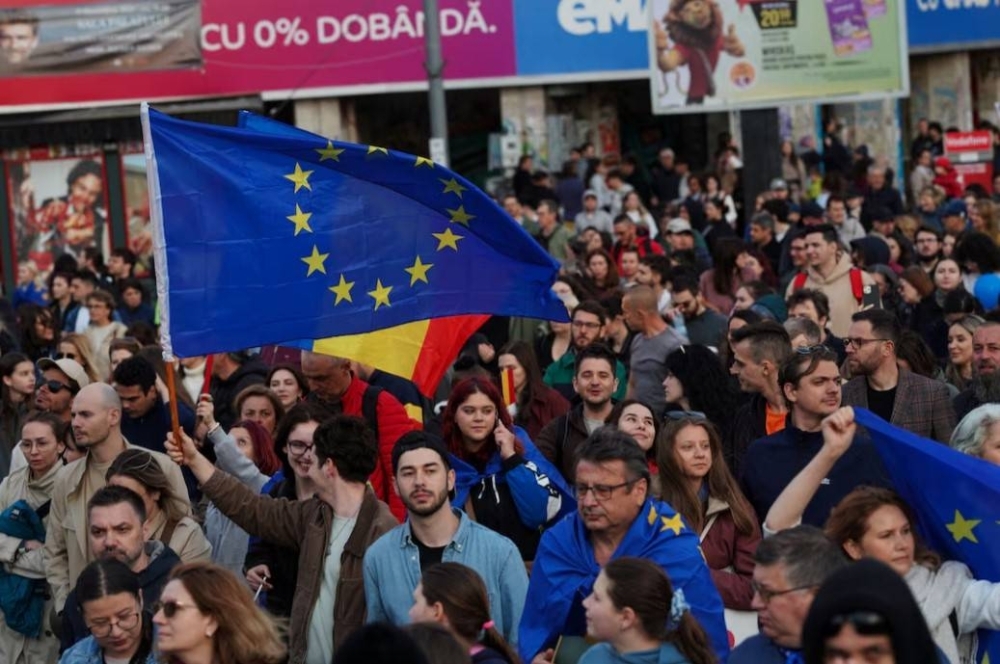 Thousands of Romanians rally in support of EU ahead of run-off vote