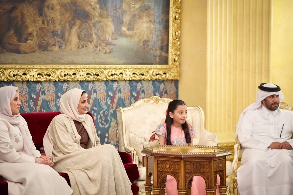 Sheikha Moza meets Akhlaquna Awards winners, their families