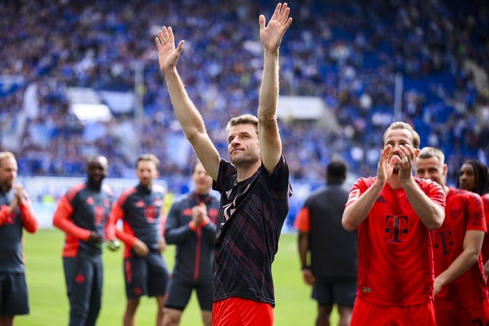 Muller says goodbye to Bundesliga as Kane finishes top scorer again