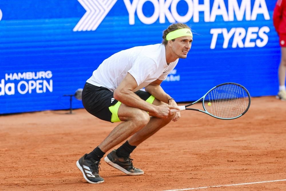 Zverev unharmed after plane to Paris struck by lightning
