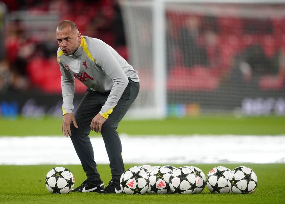 Heitinga leaves Liverpool to become Ajax head coach