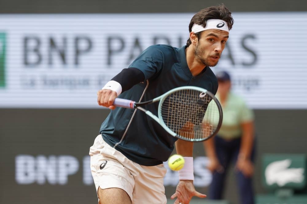 Musetti goes through despite kicking a ball at a line judge