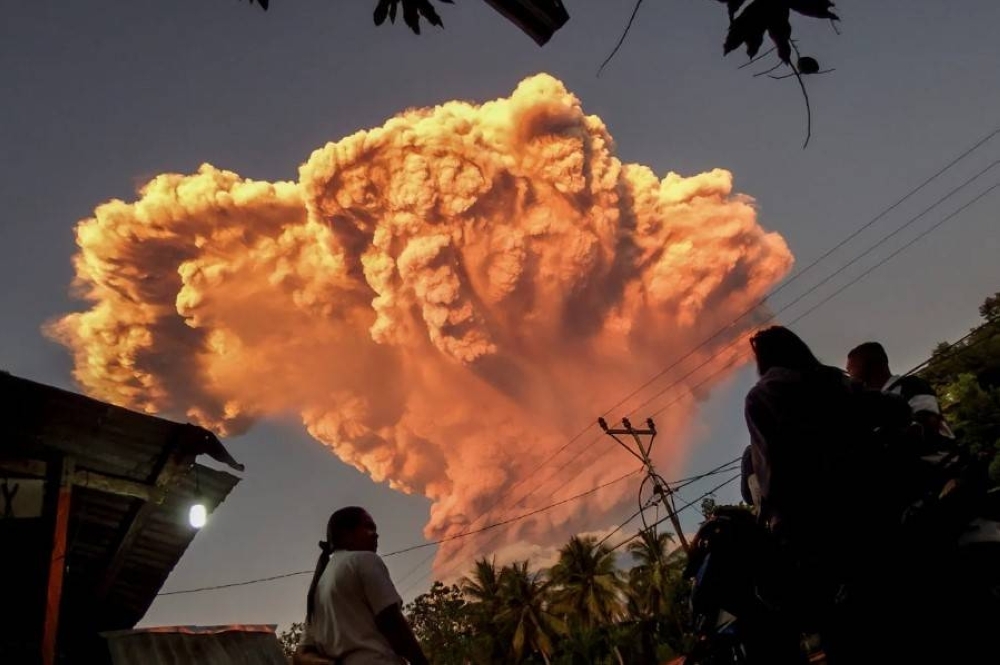 Bali flights cancelled after major volcano eruption