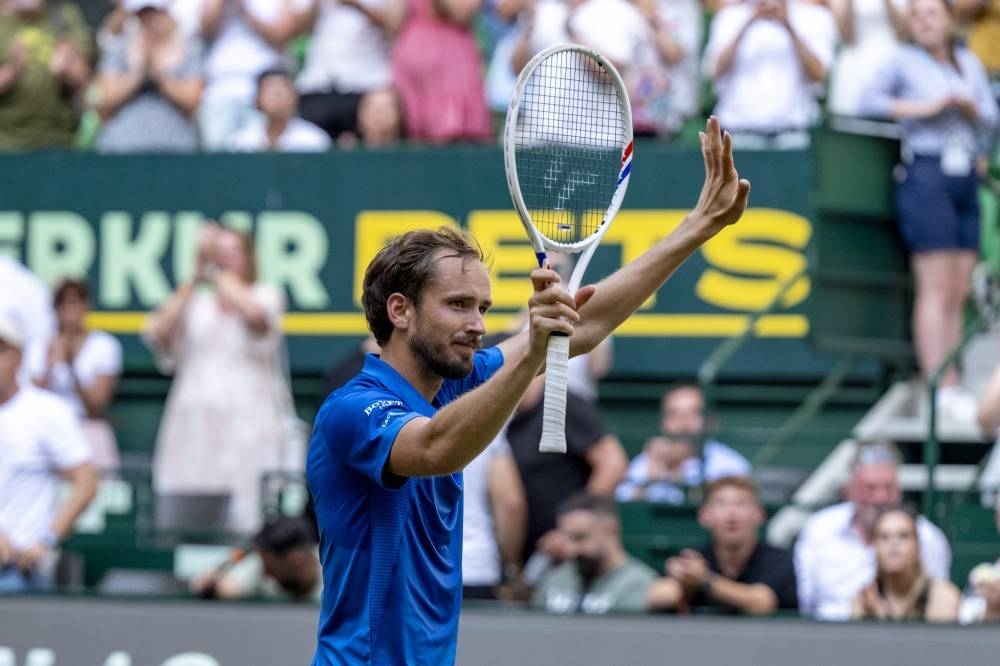 Medvedev beats Zverev to reach Halle final