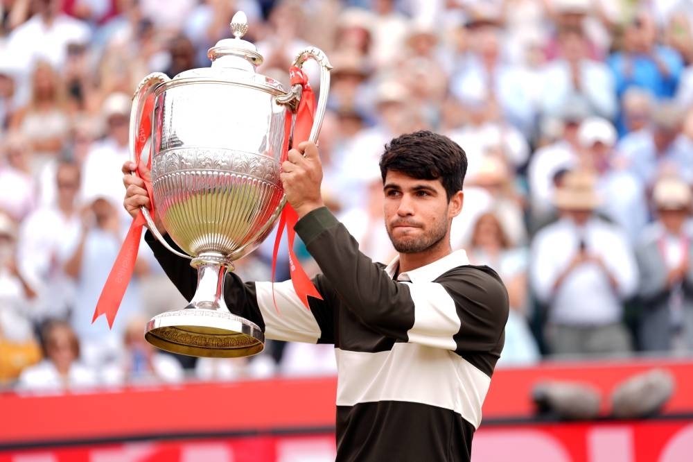Alcaraz reveals top form as he regains Queen's crown