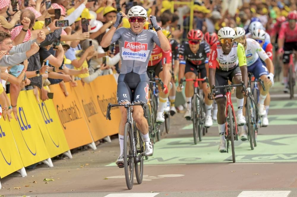 Tour de France: Philipsen in yellow after day one