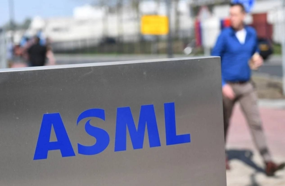 Dutch giant ASML sees profits rise but warns on 2026