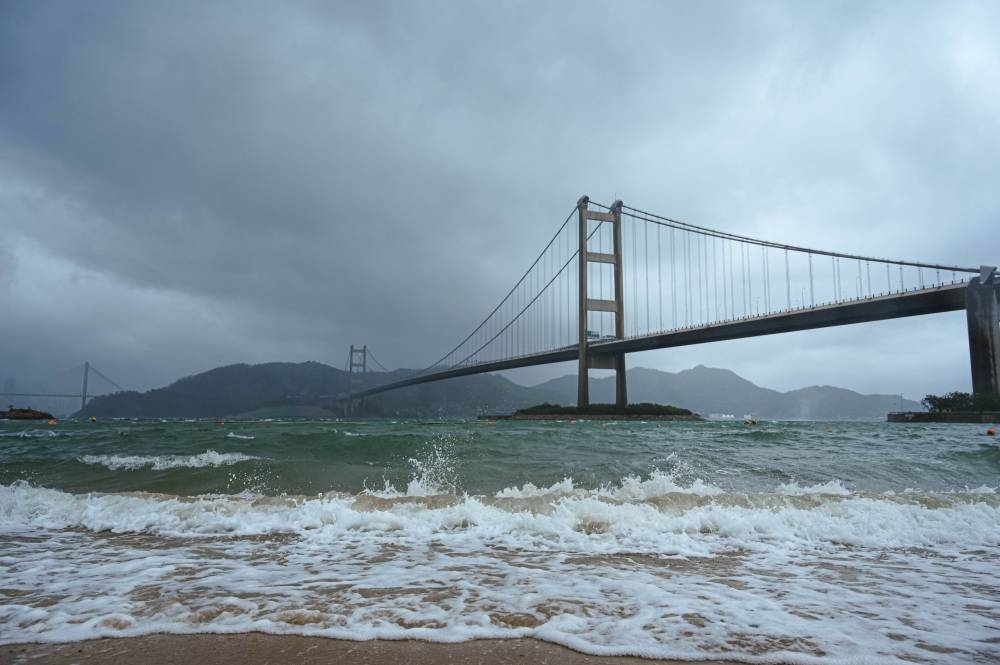 Typhoon Wipha hits Hong Kong bringing on highest storm alert