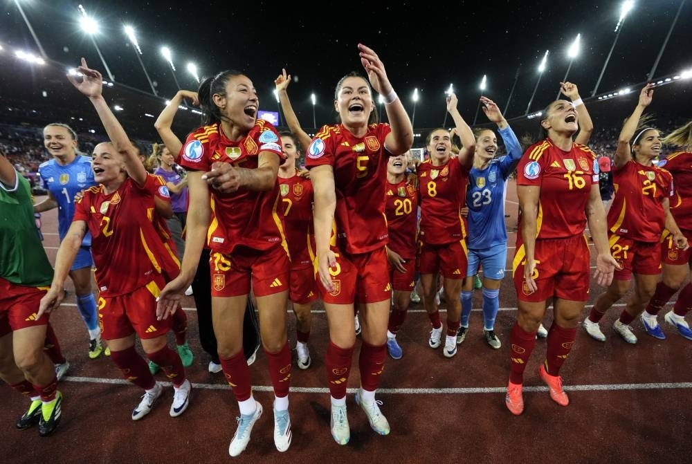 Pressure? What pressure? Spain eves eye more history in Euro final