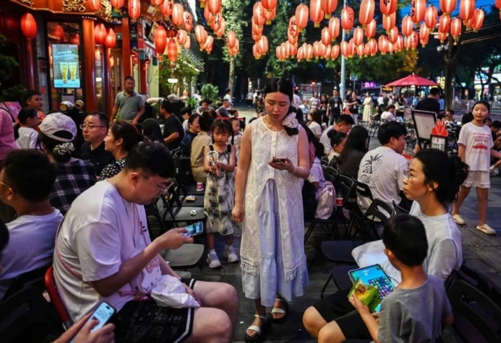 Global supply chains brace as US, China seek to avert escalation