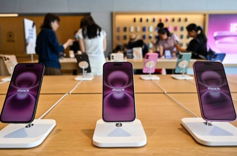 Apple profit beats 2nd quarter forecasts on solid iPhone sales