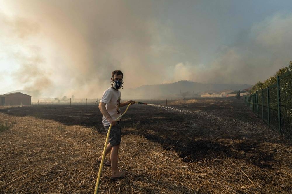 Fast-moving French fire kills one as over 2,150 battle the blaze