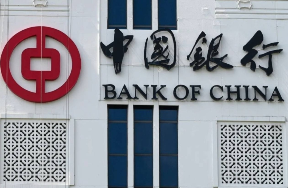China's bank loans unexpectedly contract for first time in 20 years