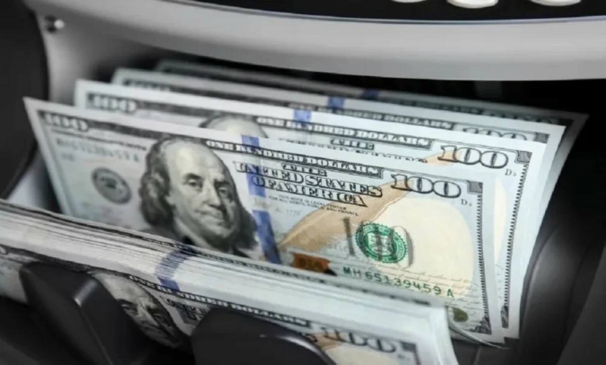 الدولار يستقر بعد أكبر انخفاض في ثلاثة أسابيع