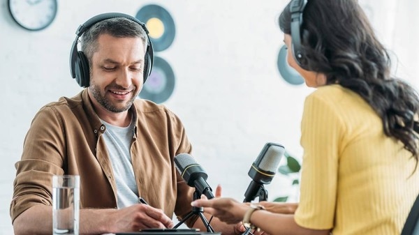 معهد الجزيرة يطلق دورة لإنتاج برامج البودكاست