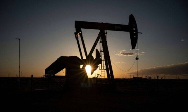 أسعار النفط ترتفع بأكثر من واحد بالمئة عند التسوية