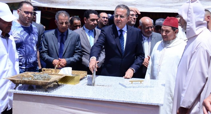 عامل اقليم الفقيه بن صالح يشرف بجماعة دار ولد زيدوح على وضع الحجر الاساسي لبناء وتجهيز فضاء متعدد الوظائف للمراة