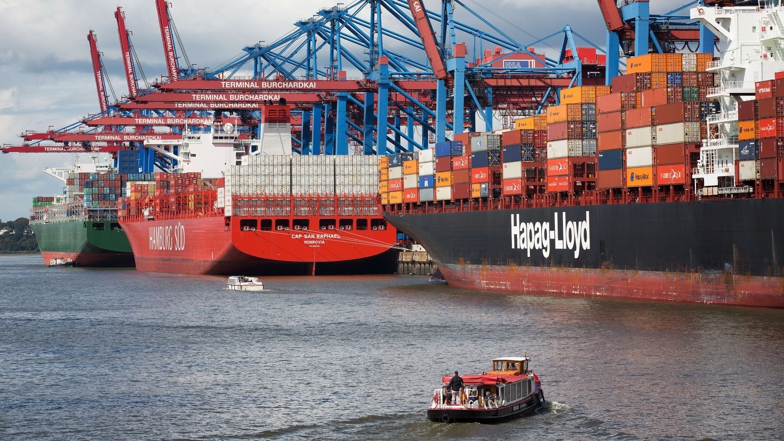 Hapag-Lloyd posts 3% lower net profit in H1, lowers top of FY forecast