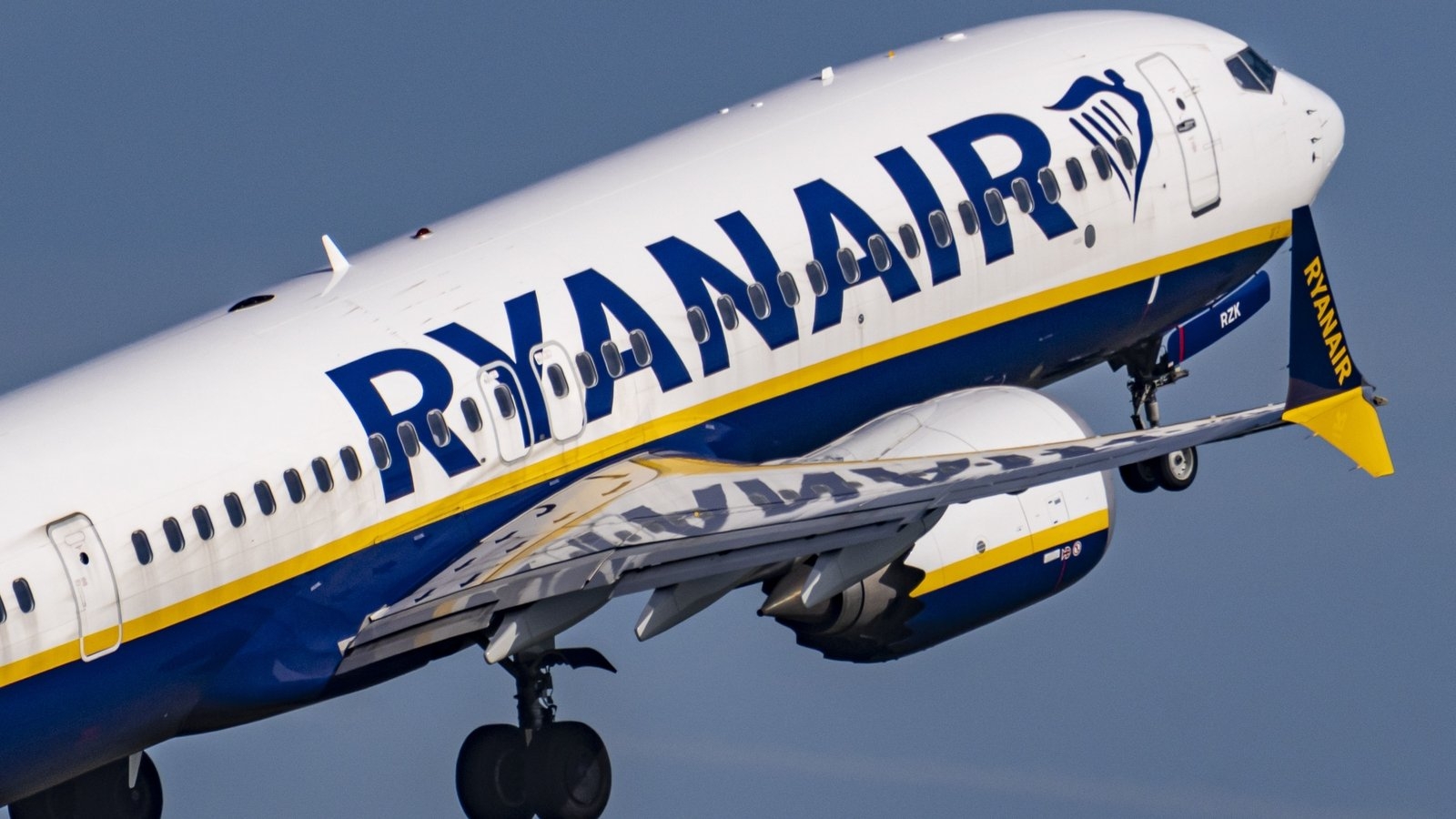 Ryanair welcomes complaint regarding hand luggage fees
