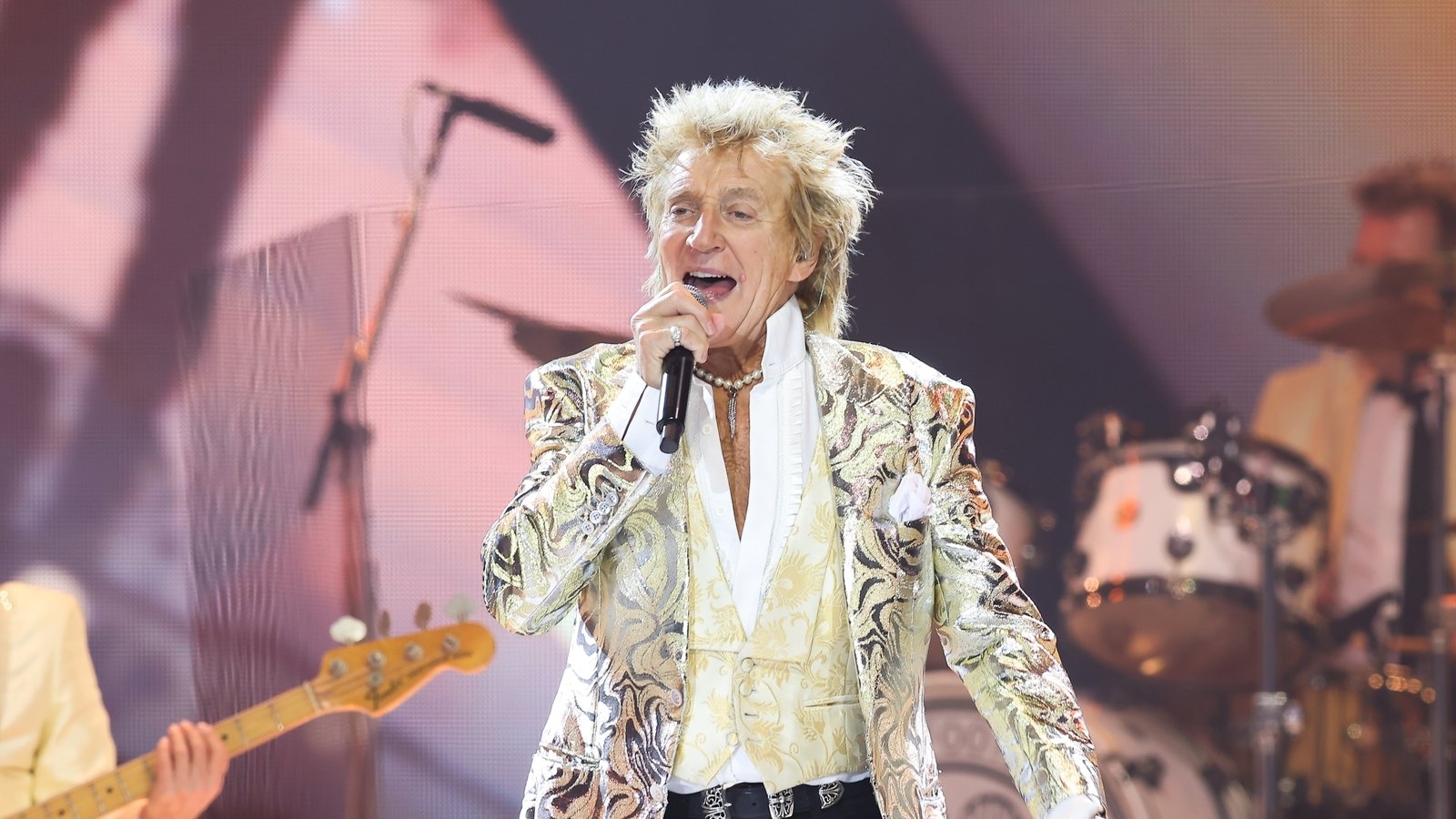 Rod Stewart says UK should 'give Farage a chance'
