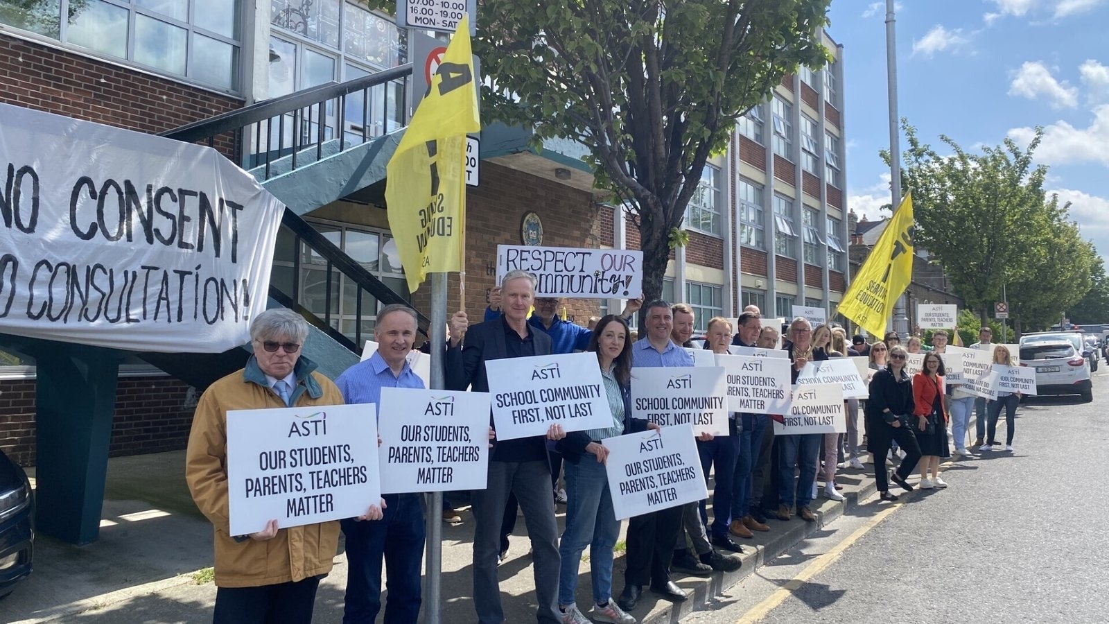 Protest held at Dublin school over Gaelcholáiste plan