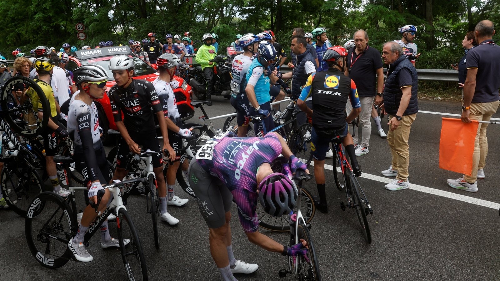 Caden Groves prevails on day of chaos as Giro reaches Naples