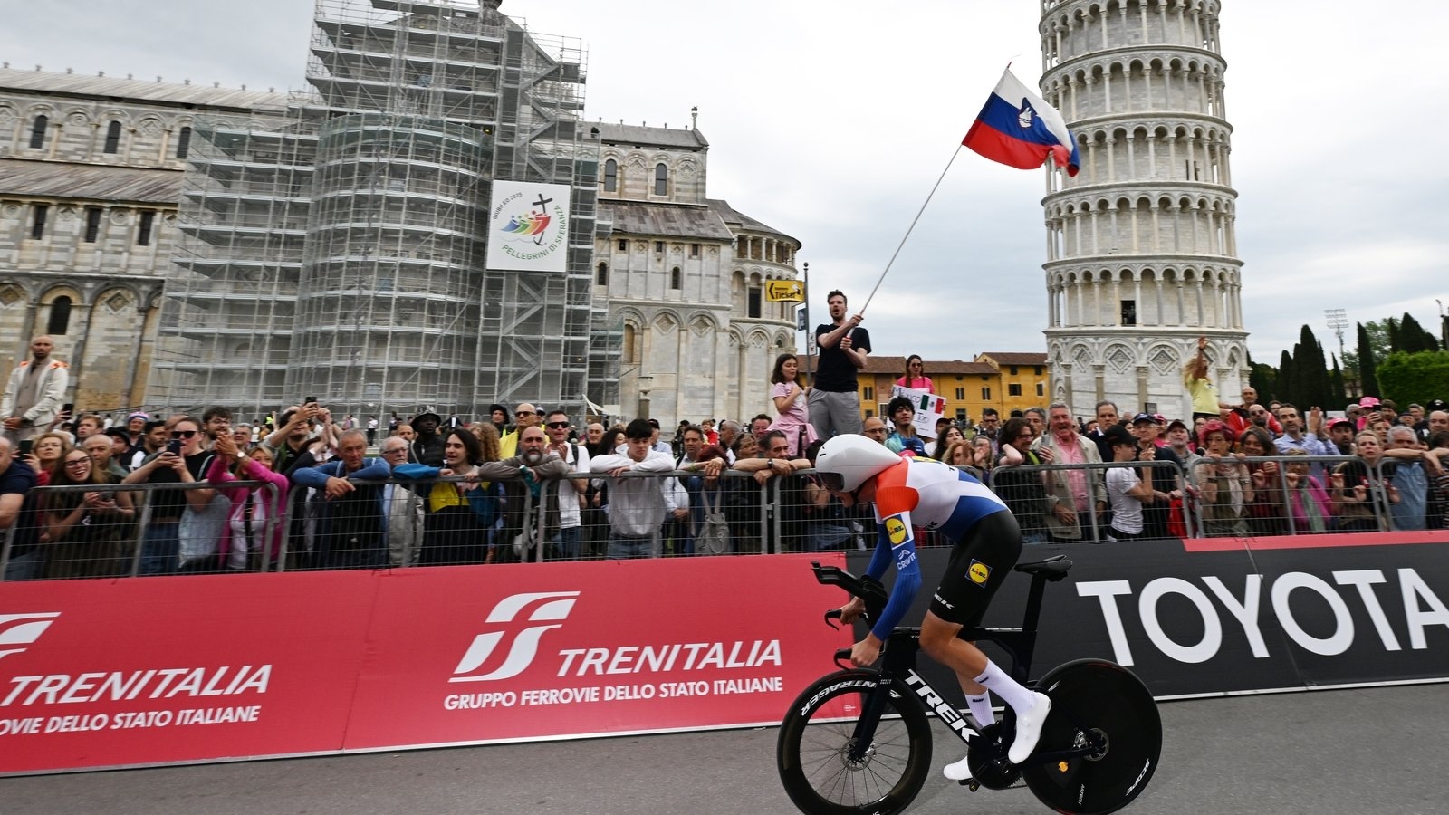 Daan Hoole snatches Giro stage win, Isaac del Toro stays in overall lead