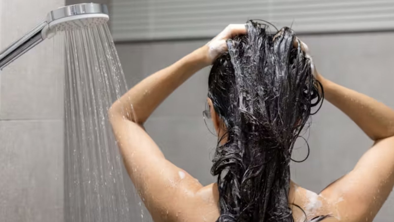 Is it better to shower in the morning or at night?