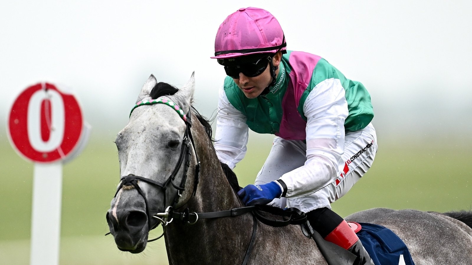 Field of Gold trimphs in the Irish 2000 Guineas