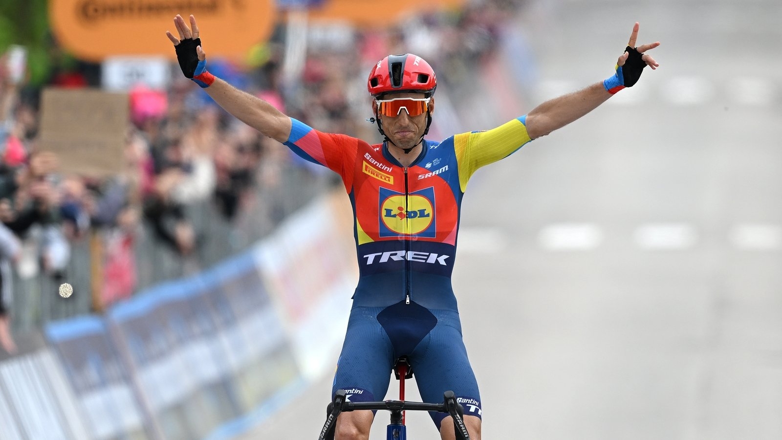 Carlos Verona solos to stage 15 win at Giro d'Italia as Isaac del Toro tightens grip on pink jersey