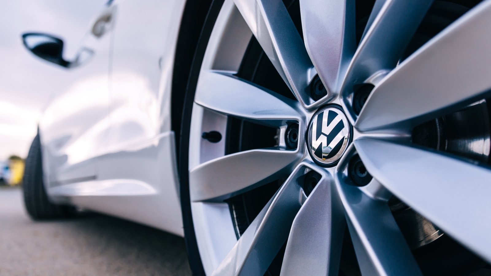 Volkswagen CEO flags 'massive' US investments in tariff talks, newspaper reports