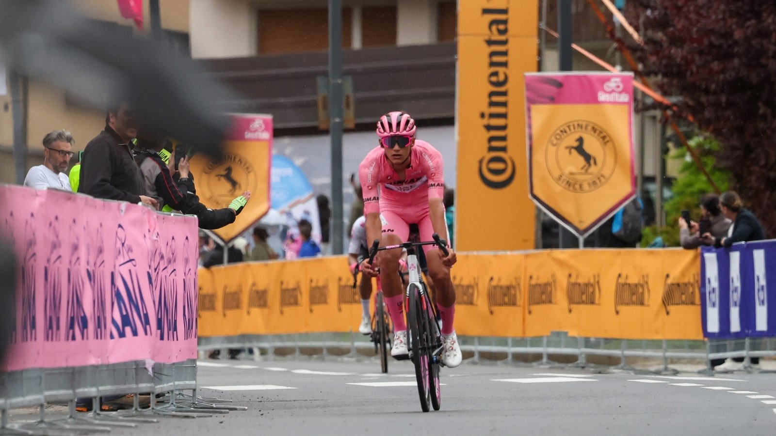 Isaac Del Toro sprints clear on stage 17 to extend Giro d'Italia lead