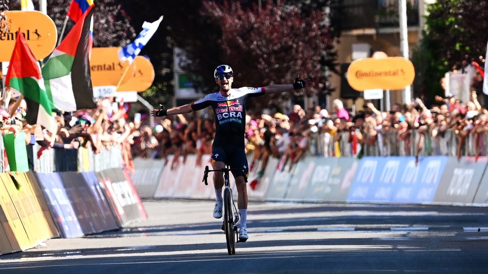 Nico Denz bursts to Giro stage win, Isaac Del Toro in overall lead