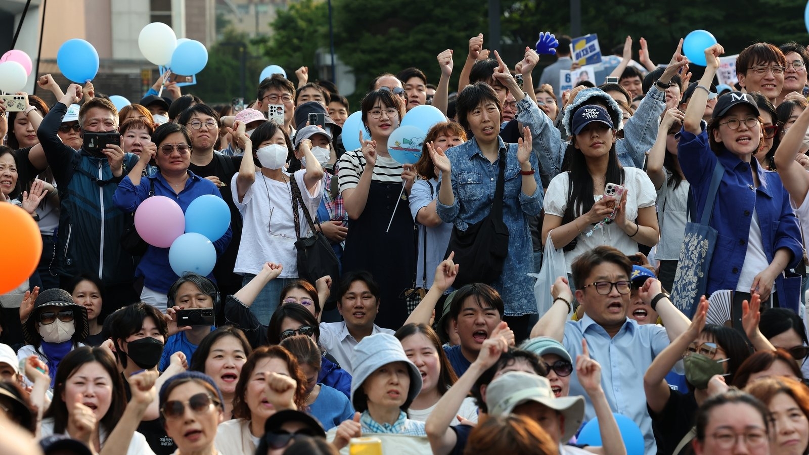Record South Korean early voting in poll triggered by martial law