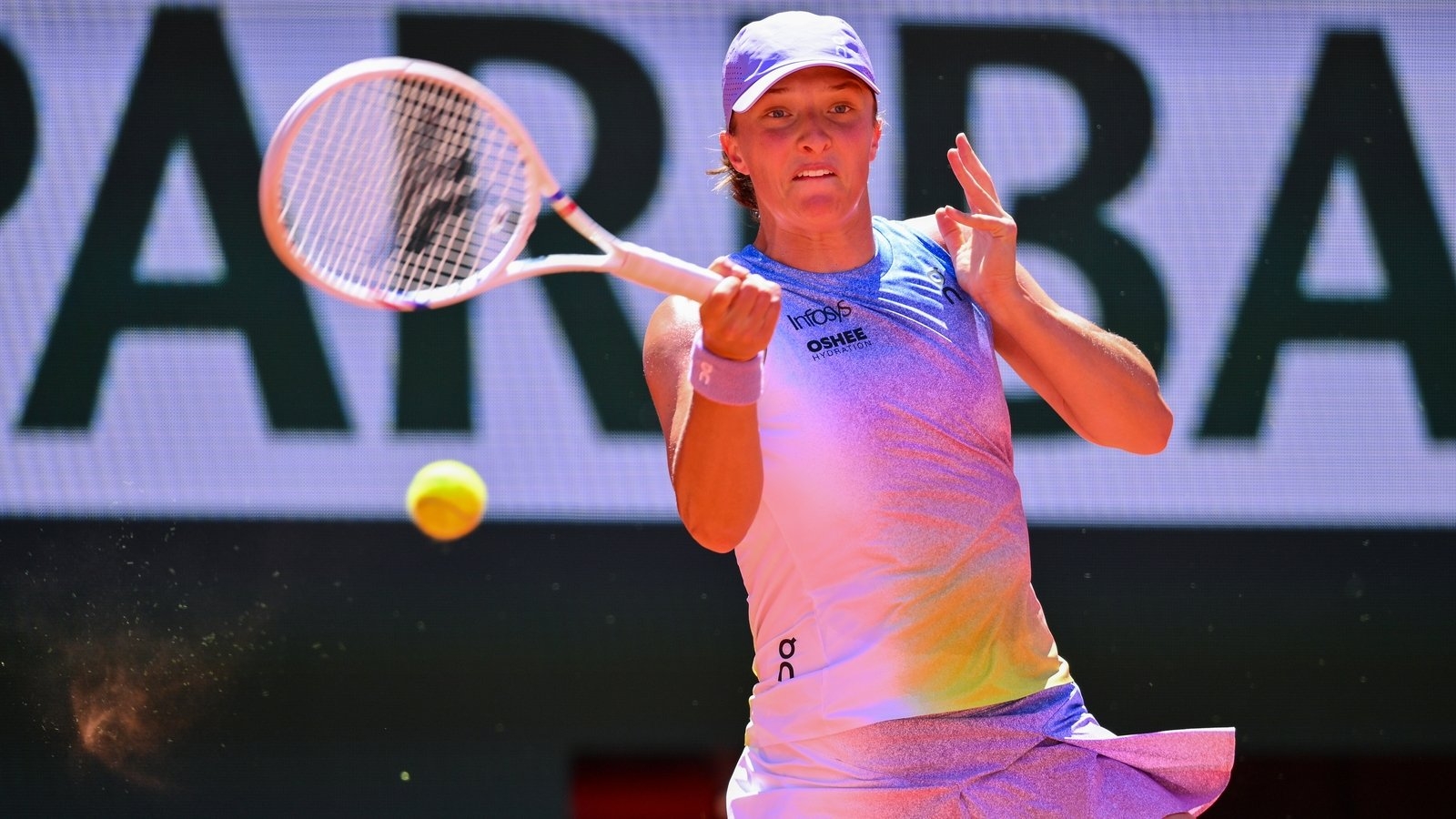 French Open: Iga Swiatek battles through Parisian heat to reach Round 4