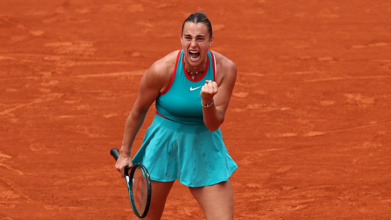 Aryna Sabalenka sees off Zheng Qinwen to reach French Open semis