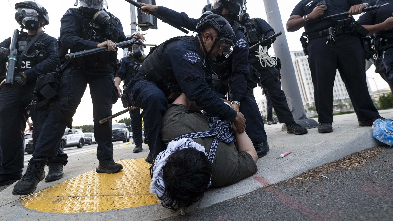 Police and protesters clash in LA amid immigration raids