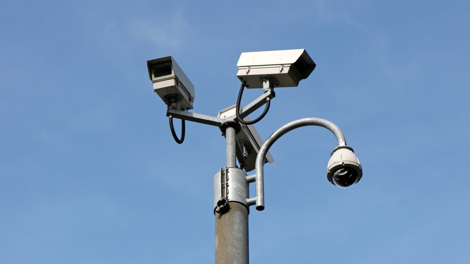 How many people in Ireland believe in conspiracy theories?