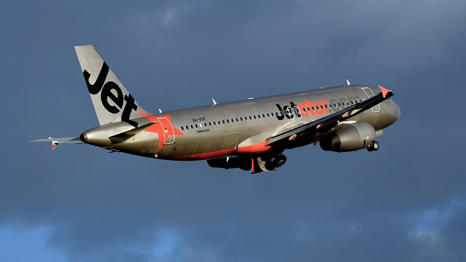 Qantas closes Singapore-based Jetstar Asia on rising costs, competition